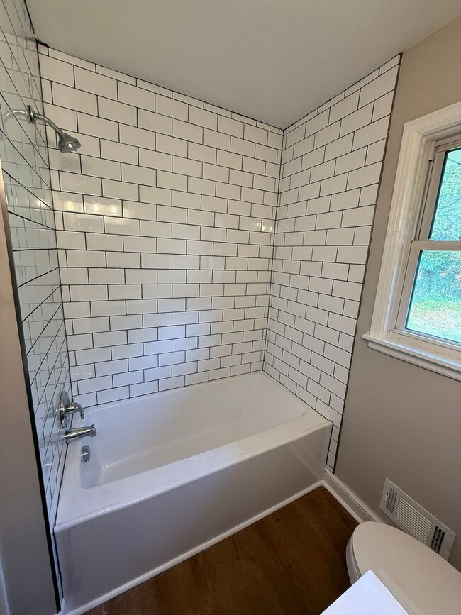 Building Photo - Newly updated 3 bedroom 1 bath with hardwo...