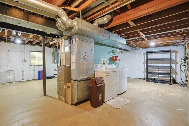 Building Photo - 1410 Huntington Dr
