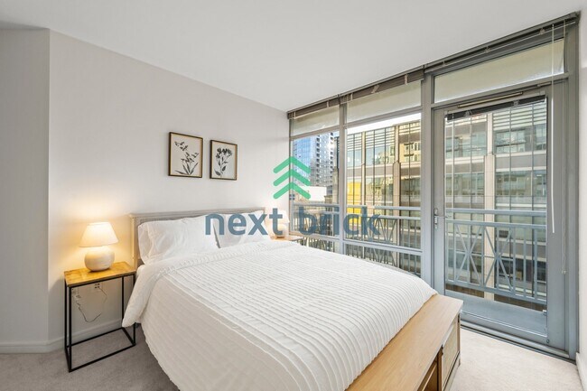 Building Photo - 1 Bedroom | 1 Bathroom | Southeast-Facing High-Floor Condo in Denny Triangle