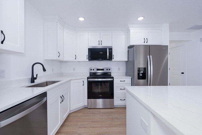 Building Photo - Spacious & Comfortable Home in Quiet Vernal Neighborhood