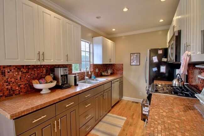 Building Photo - 631 Pacific St