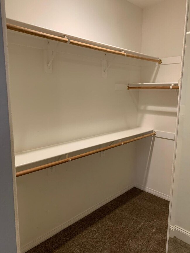 Building Photo - $1,000 Off First month's Rent - Lovely hom...