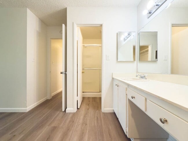Building Photo - 2 BEDROOM 2 BATH CONDO IN GATED COMMUNITY ...