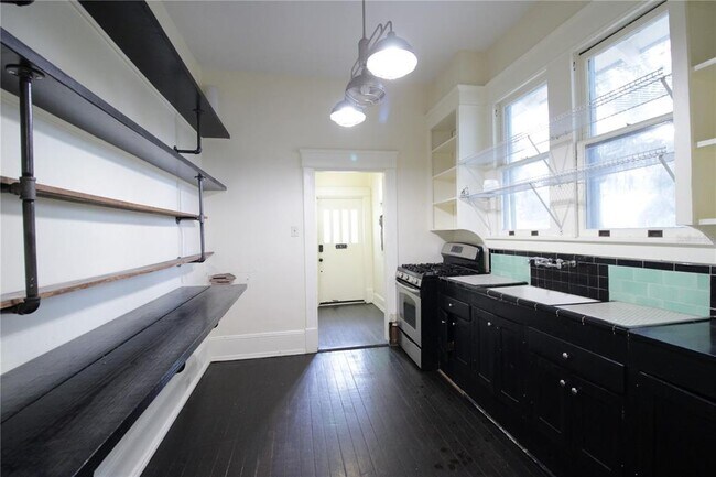 Building Photo - 834 E University Ave