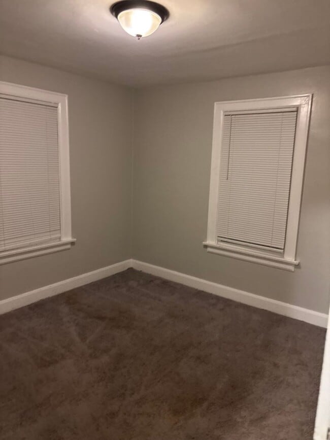 Building Photo - 48 N Roys Ave