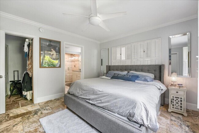 Building Photo - 1203 Hillsboro Mile