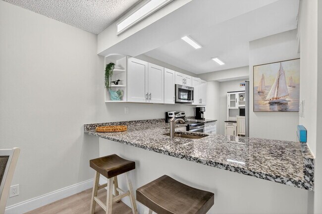 Building Photo - 8 Royal Palm Way