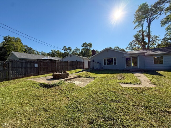 Building Photo - 902 E Bunker Hill Rd