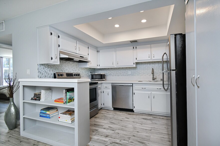 Building Photo - 1351 N Crescent Heights Blvd