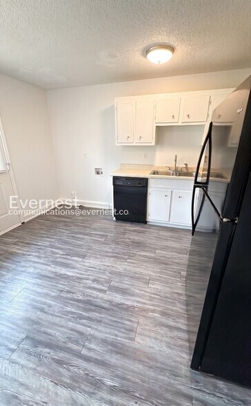 Building Photo - 1114 N Graycroft Ave