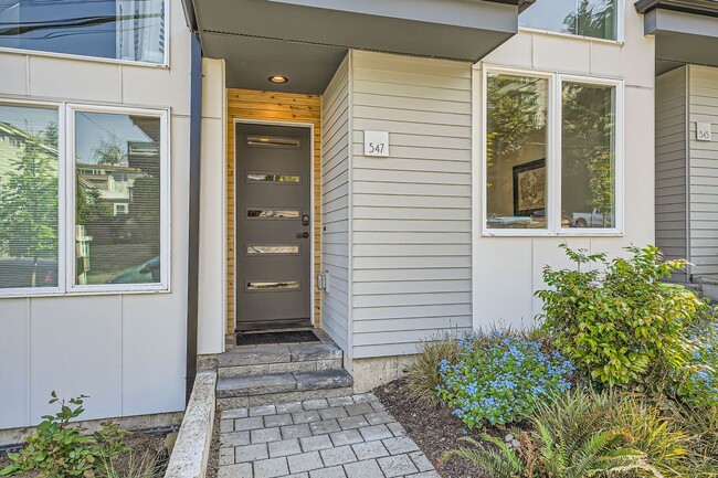 Building Photo - Modern stylings and cutting-edge convenien...