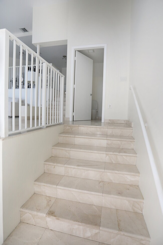 entryway from Alton Road - 400 Alton Rd