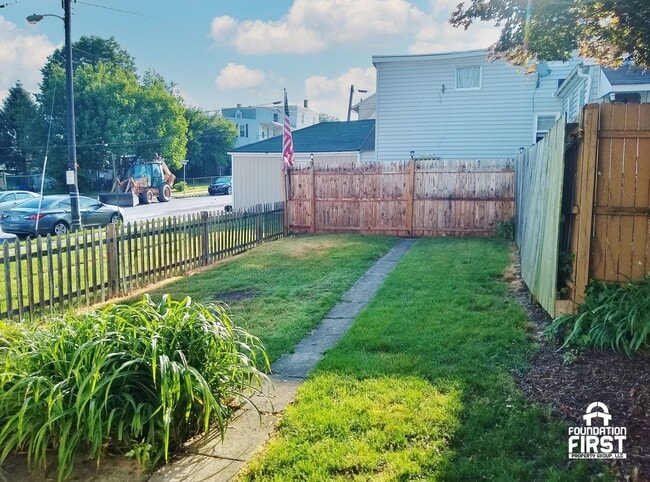 Building Photo - 5 Bed / 2 Bath Single Family Duplex