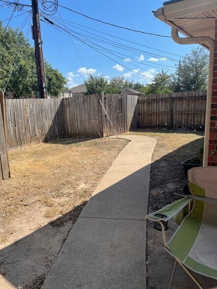 Building Photo - AUGUST 2026 PRE-LEASE!  Charming 3 Bed, 2 Bath Duplex in Great Location!