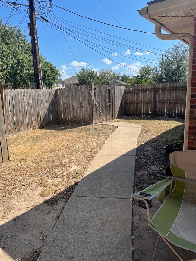 Building Photo - AUGUST 2026 PRE-LEASE!  Charming 3 Bed, 2 ...