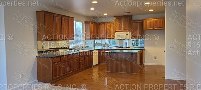 Building Photo - Roseville (Highland Park) 3 Bed Plus Den/O...