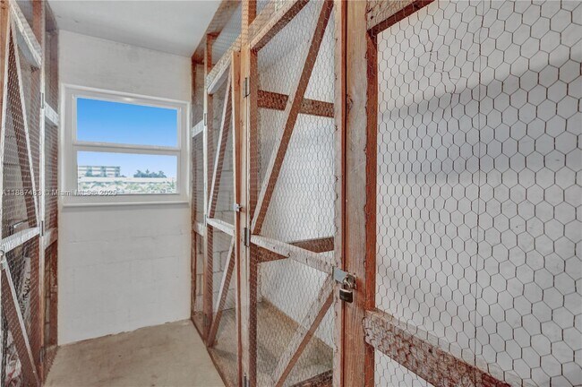 Building Photo - 5050 Bayview Dr