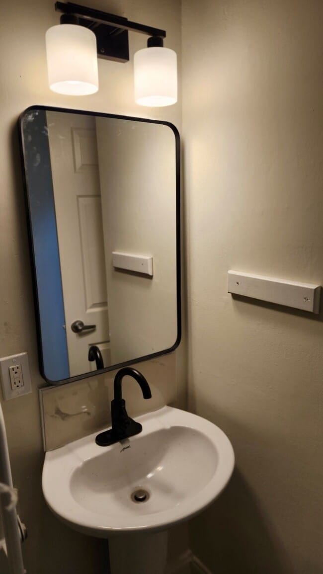 Building Photo - 2128 E 12th St