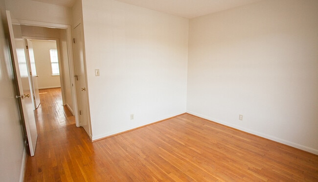 Building Photo - 959 Donaghe St