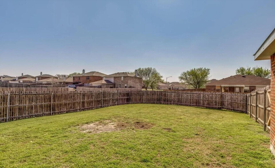 Building Photo - Comfortable Lancaster living with space to relax and entertain