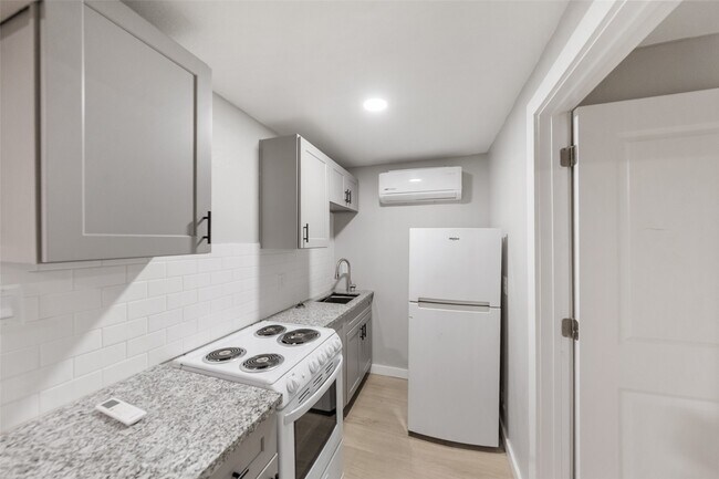 Building Photo - 213 Caplin St