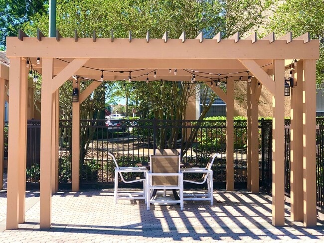 Building Photo - Charming 2/2 Spacious Condo with a Screened Balcony in the Highly Desired Dr. Phillips Area - Orl...