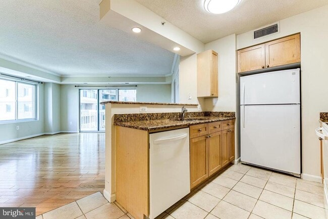 Building Photo - 3101 N Hampton Dr