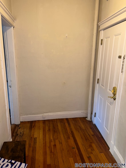 Building Photo - 211 Park Dr