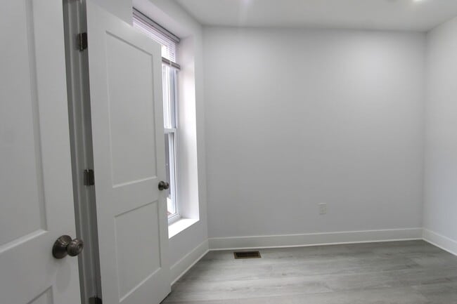 Building Photo - 103 E Coulter St