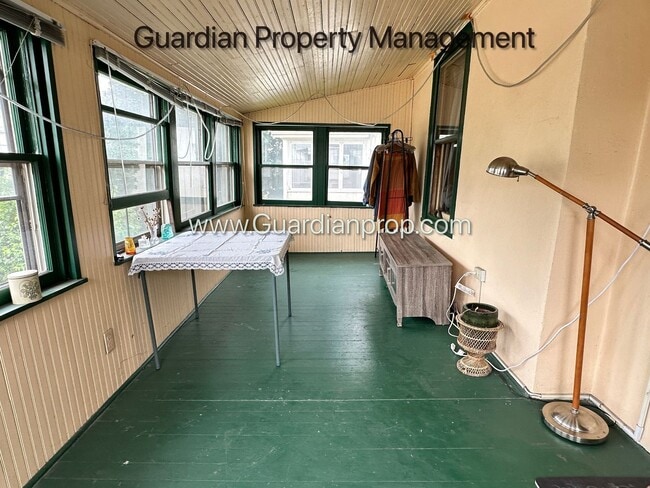 Building Photo - Northeast Spacious Upper Level Duplex, Har...