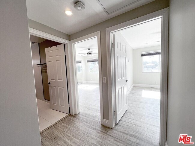 Building Photo - 10758 Cozycroft Ave