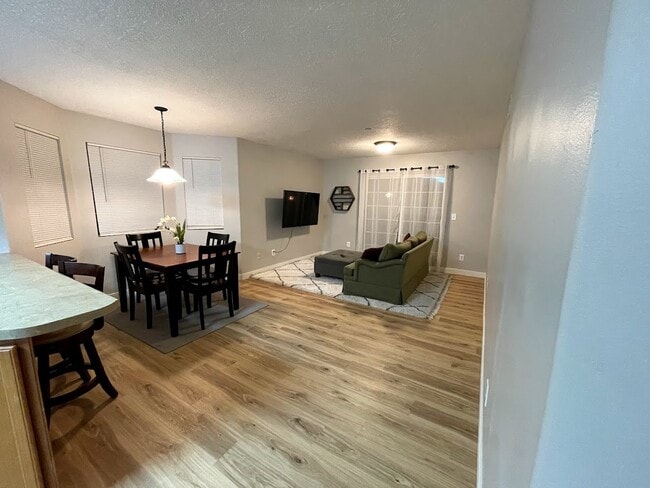 Building Photo - 139 W Suncrest Ln