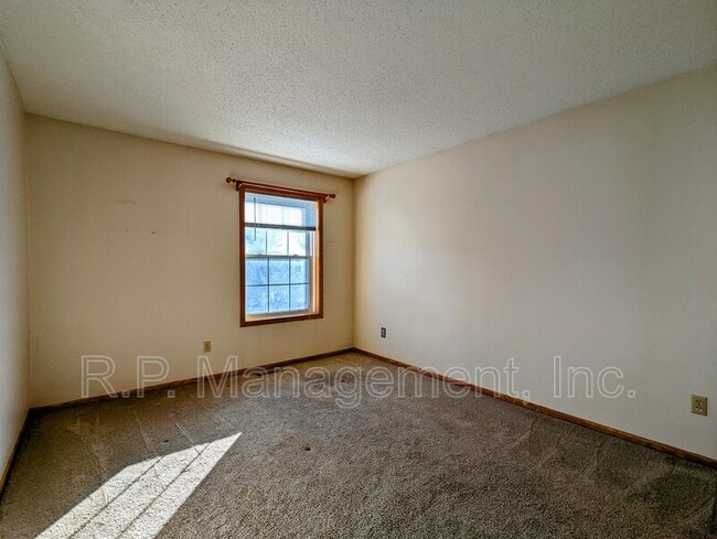 Building Photo - 1909 Bluestem Ln