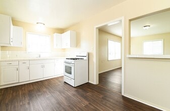 Building Photo - House - 2 Bedrooms / 1 Bathroom - Downey