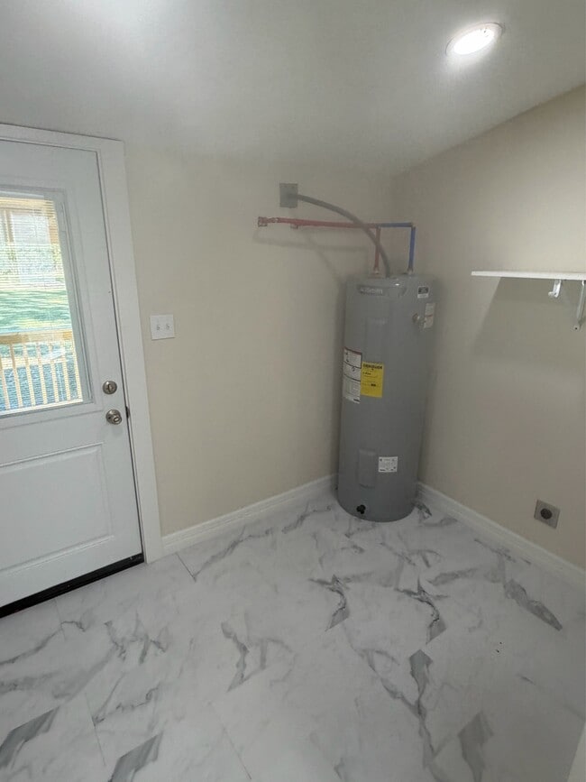 Building Photo - 340 Meadow Dr