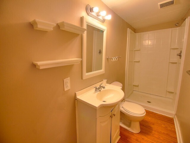 Building Photo - Spacious 1 Bedroom 1 Bath Home With Large ...