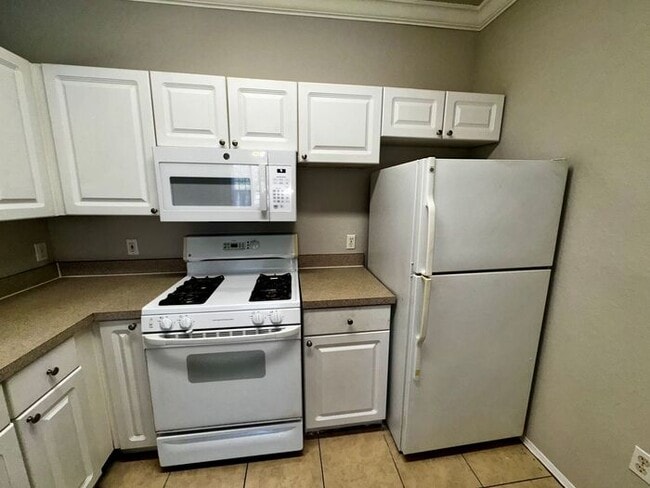 Building Photo - Spacious 2 Bed / 2 Bath Second-Floor Condo...