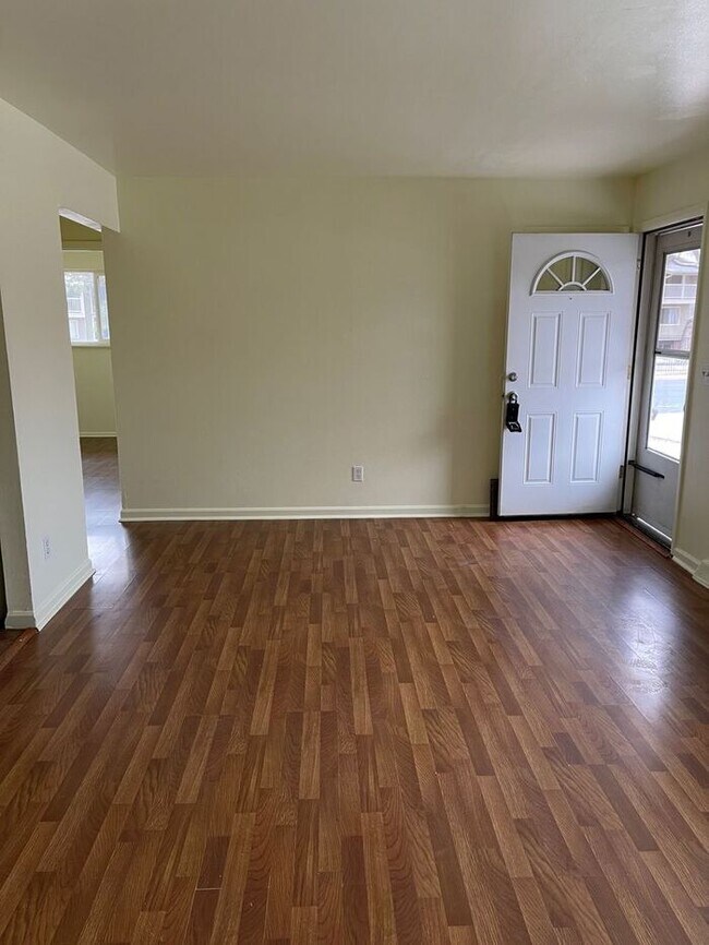 Building Photo - Good home, great location -- MUST SEE