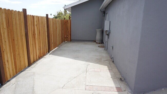 Building Photo - 10065 Arleta Ave