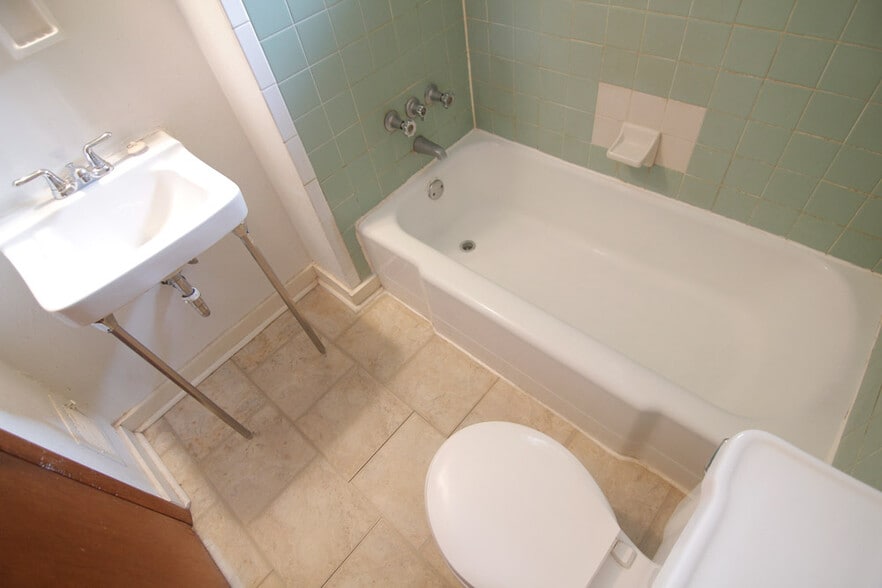 Building Photo - 421 Franklin Ave