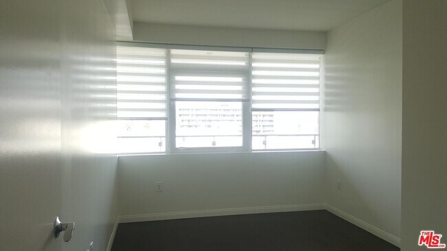 Building Photo - 3785 Wilshire Blvd