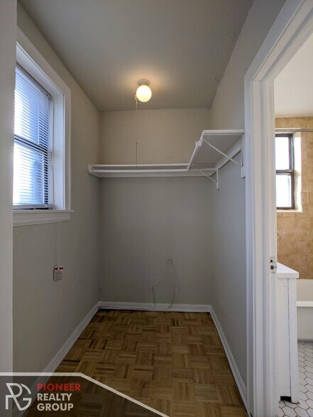 Building Photo - 739 W Belmont Ave