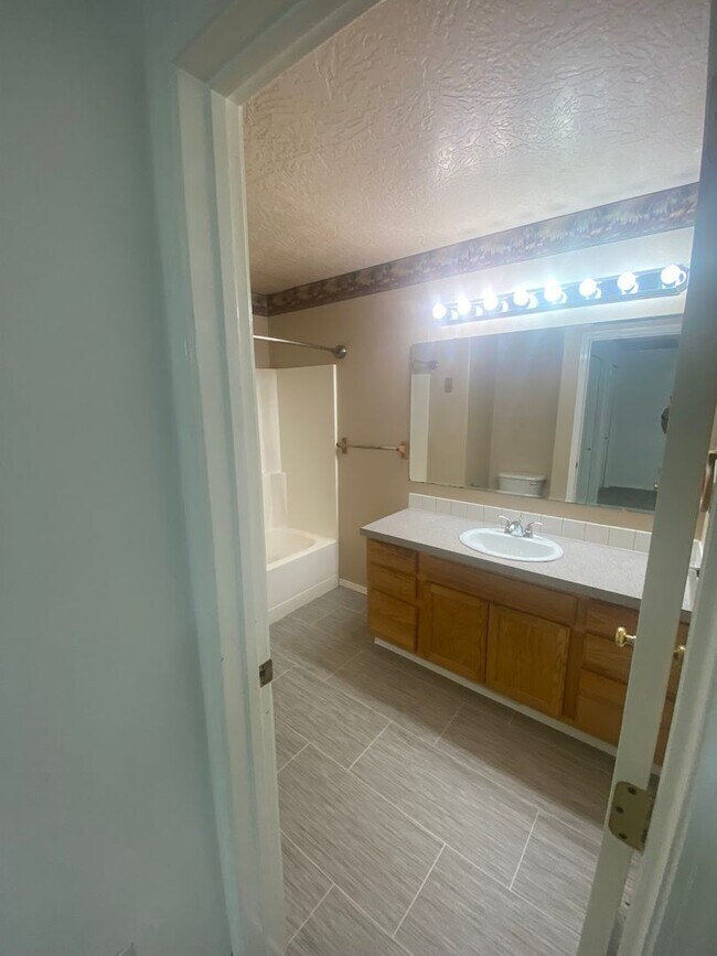 Building Photo - 3 Bed, 2 Bath,  Single Story, CUL-D-SAC Ho...