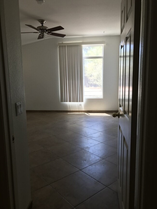 Building Photo - Beautiful home with fenced in backyard!