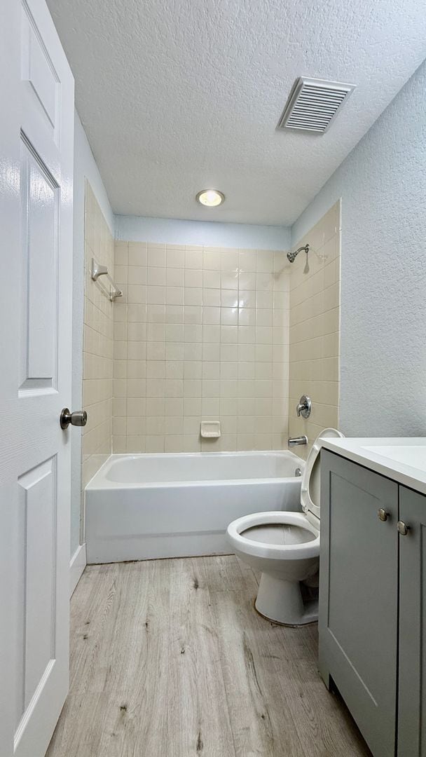 Building Photo - Spacious 3/3 Townhouse with Lake View – Sa...