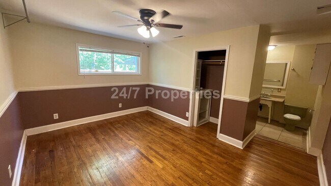 Building Photo - 2 Primary Suites + Huge Yard in Markham - ...