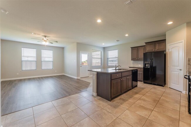 Building Photo - 1000 Meadow Scape Dr