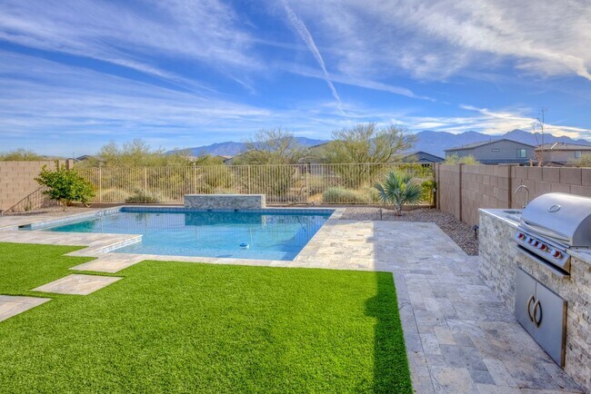 Building Photo - Very Special Oro Valley Home with Pool and Mountain Views!