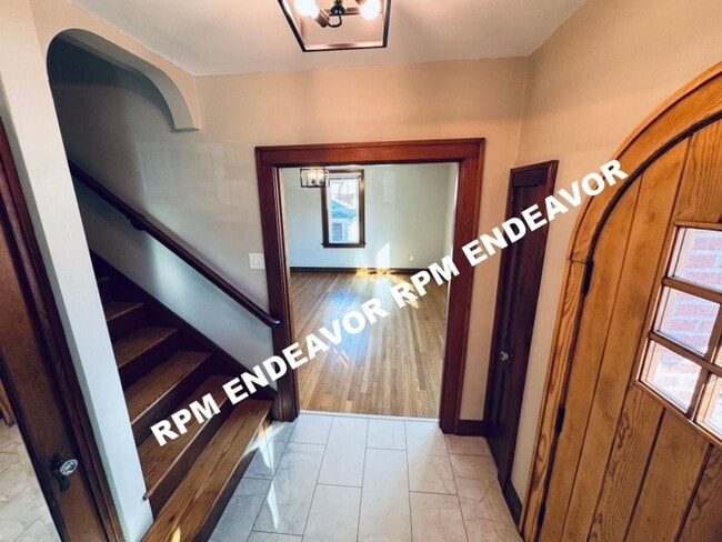 Building Photo - Downtown St. Charles 4BR Home | Walk to Main Street | Garage + Yard