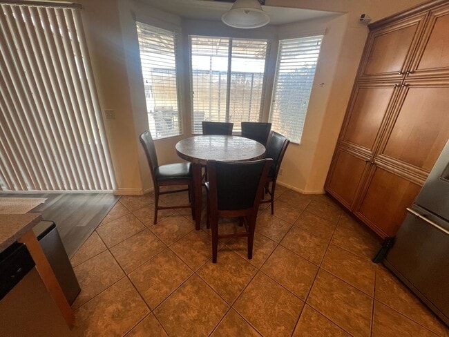 Building Photo - Spacious 4-Bedroom Home in Desirable Apple Valley Neighborhood